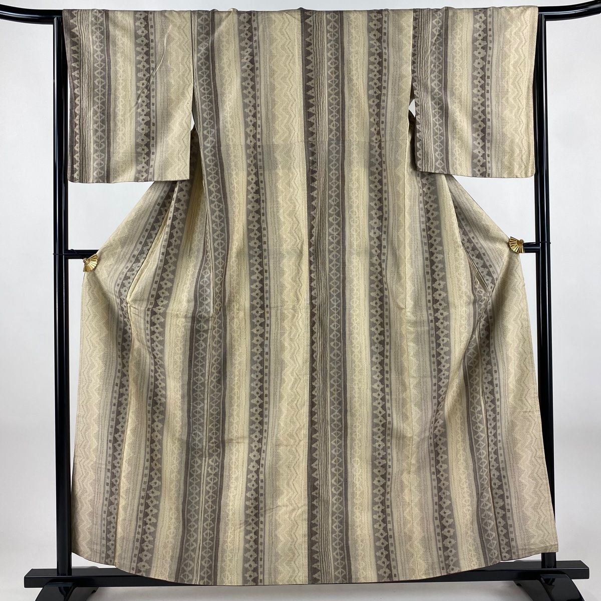 紬 身丈159.5 cm 裄丈65 M 袷 やまと 亀甲絣 幾何学 薄茶色 正絹 秀品