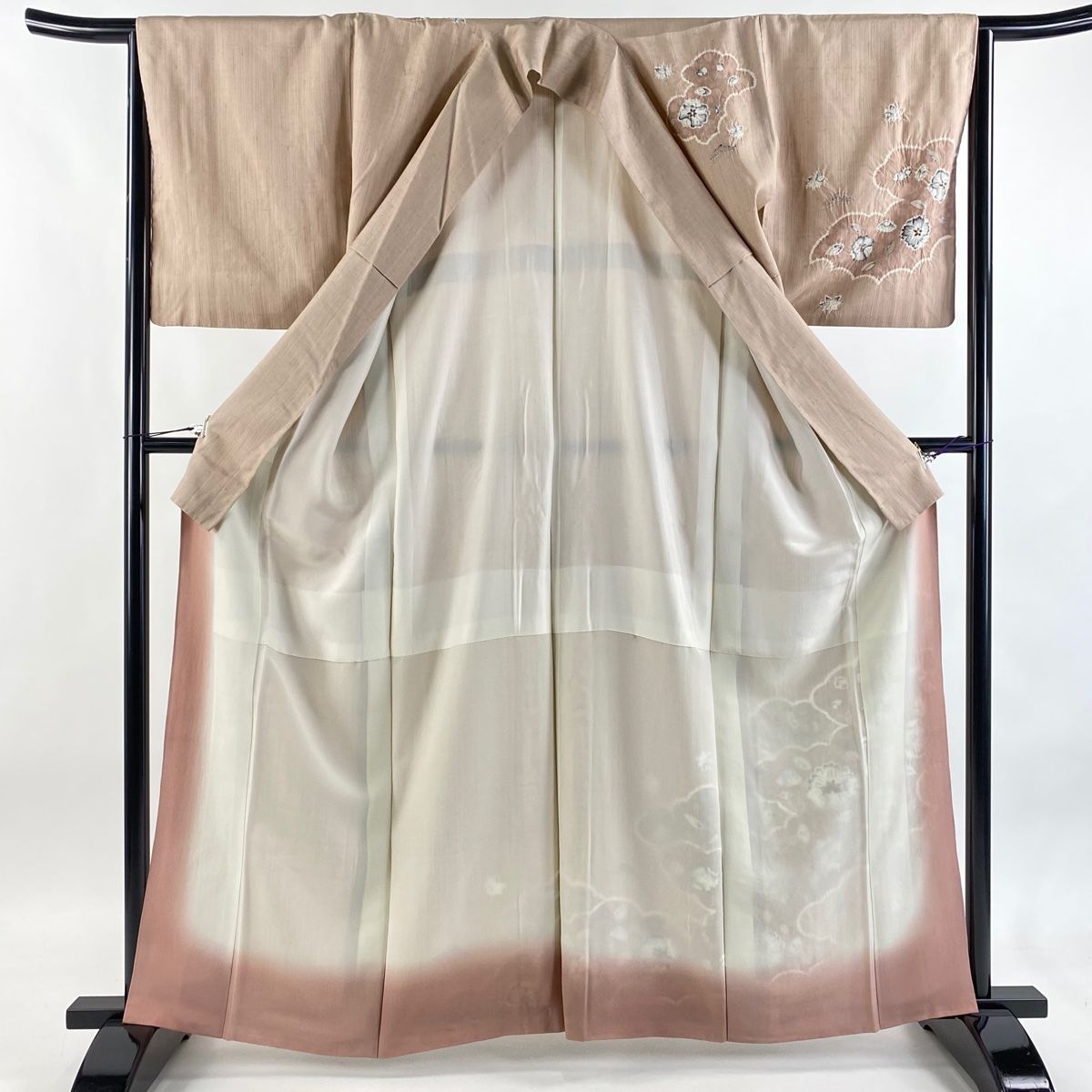  付下げ 身丈163 cm 裄丈65 M 袷 紬地 草花 雲文 絞り ピンクベージュ 正絹 秀品 訪問着 付け下げ 着物