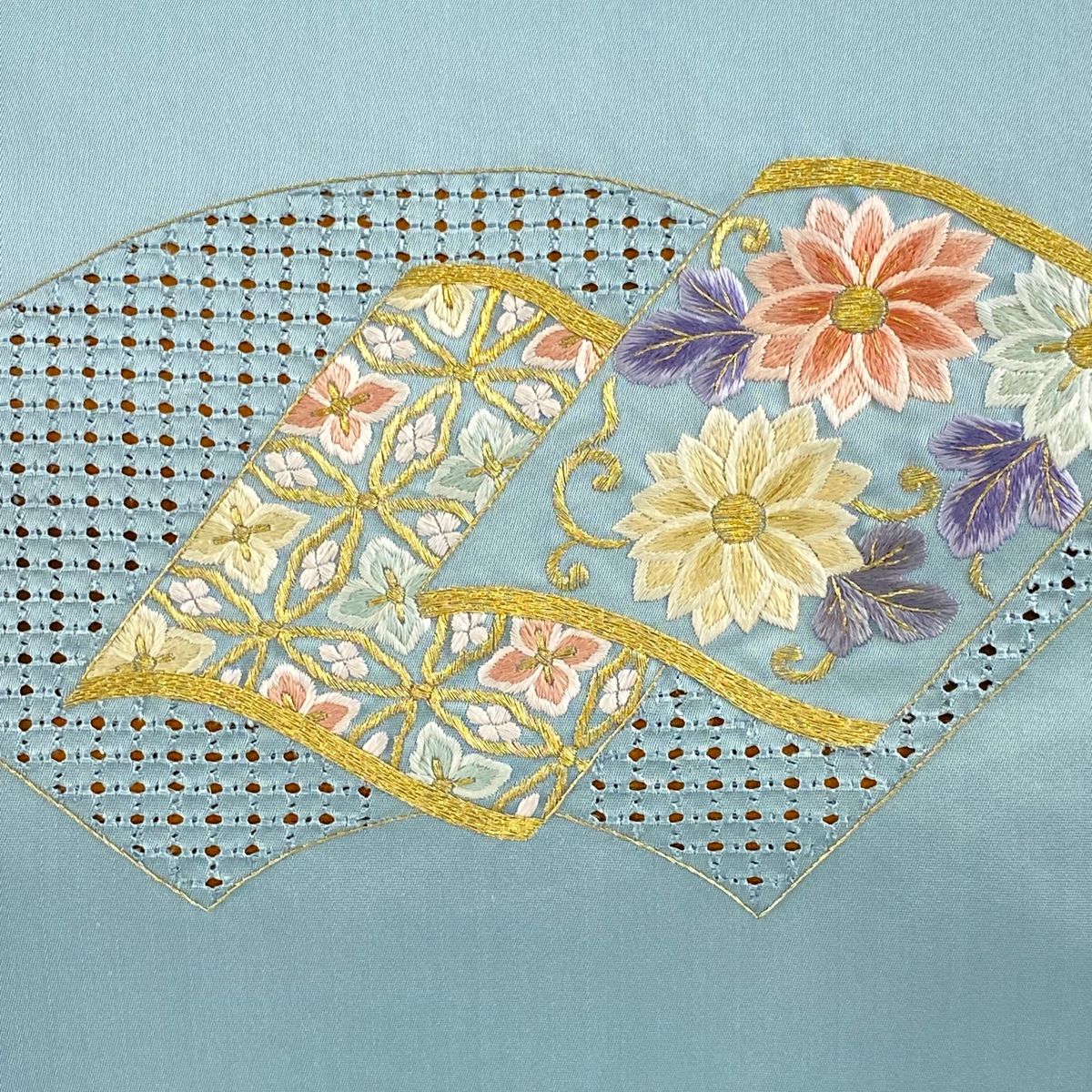 名古屋帯 秀品 菊 七宝花菱 刺繍 金糸 薄緑 正絹