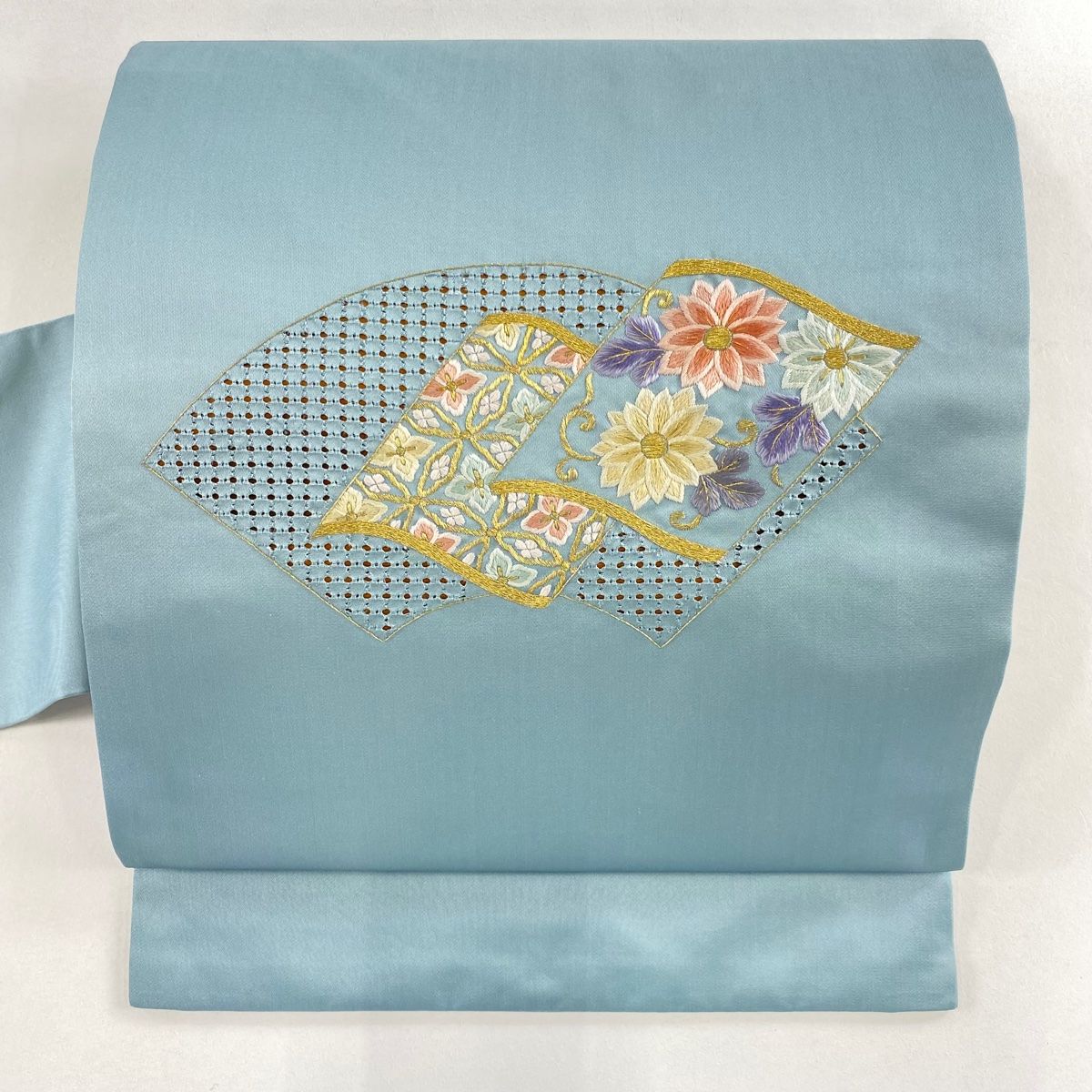 名古屋帯 秀品 菊 七宝花菱 刺繍 金糸 薄緑 正絹