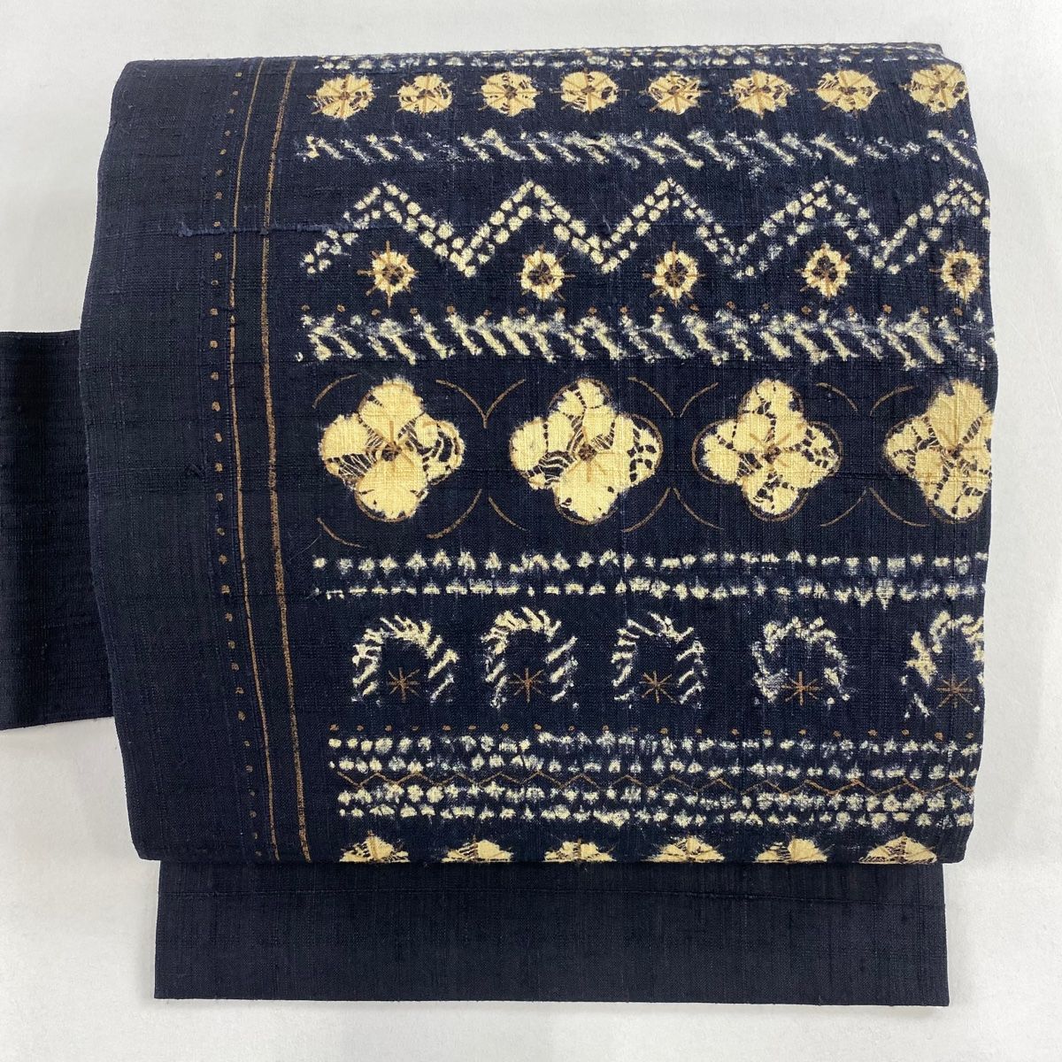 名古屋帯 秀品 紬地 花 幾何学模様 絞り 黒 正絹