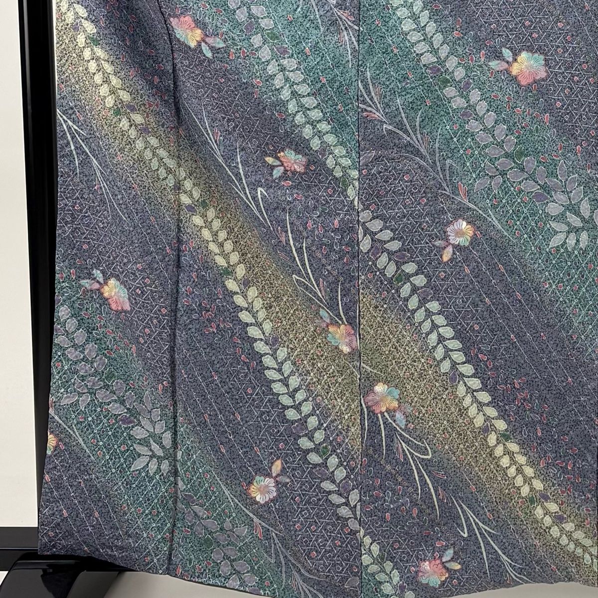 小紋 身丈163 cm 裄丈64 M 袷 山本寛斎 落款 草花 籠目 絞り 金彩 青紫 正絹 秀品