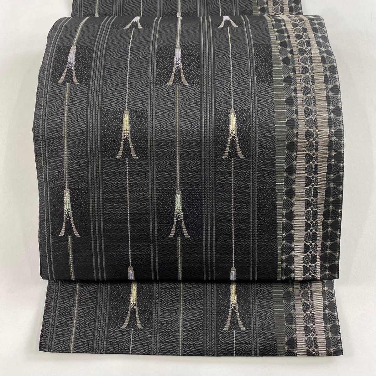 名古屋帯 秀品 松葉仕立て 八寸名古屋帯 縞 幾何学模様 黒灰 正絹