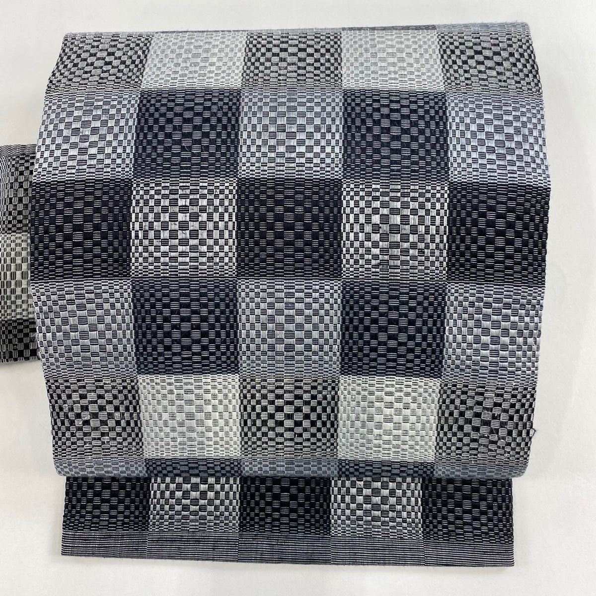 名古屋帯 秀品 幾何学模様 変わり市松 灰色 正絹