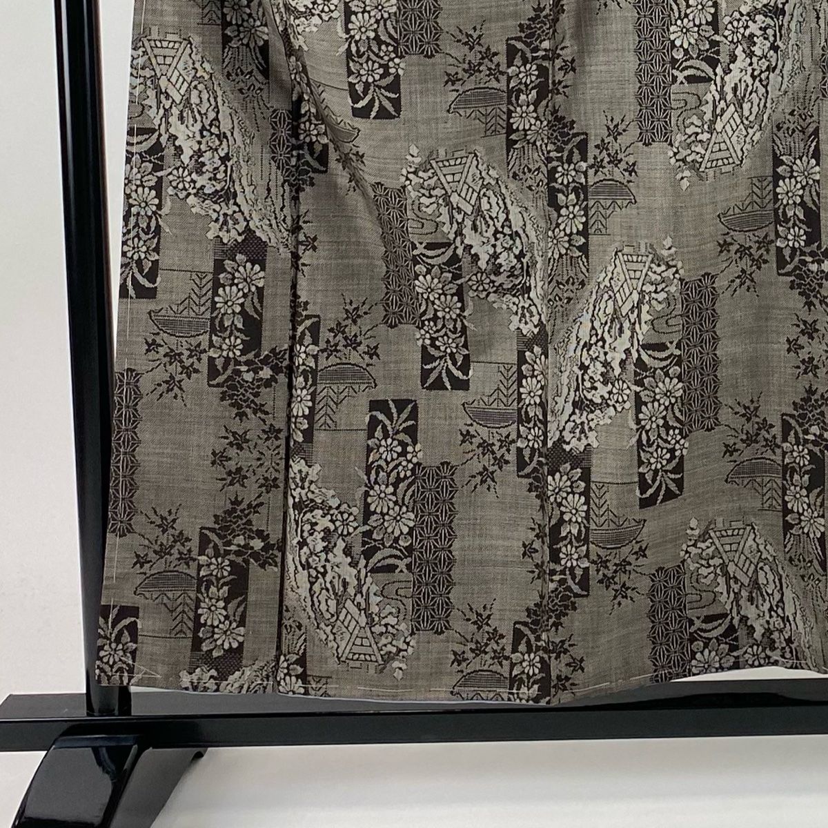 紬 身丈158.5 cm 裄丈64 M 袷 草花 家屋 焦茶色 正絹 秀品