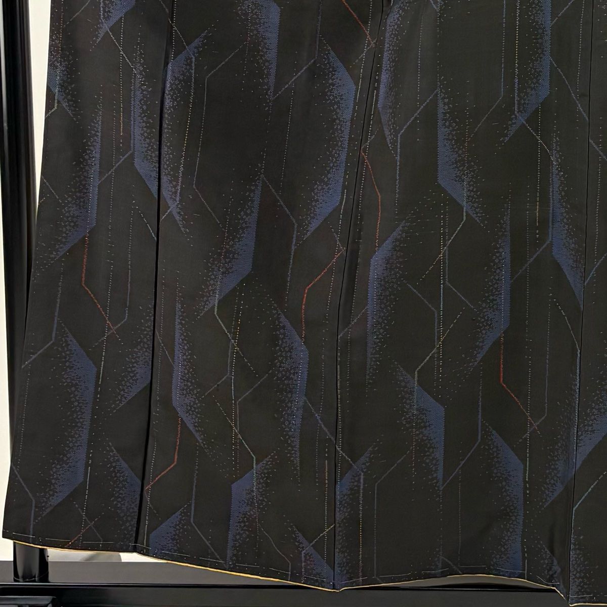 紬 身丈158 cm 裄丈64 M 袷 幾何学模様 黒 正絹 秀品