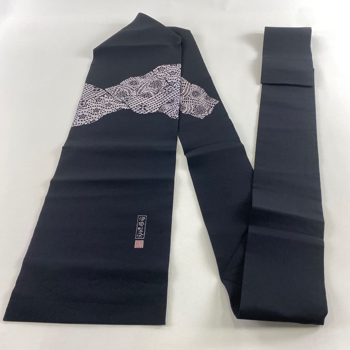  名古屋帯 秀品 落款 伊勢型染 梅 松皮菱 縮緬 黒 正絹 名古屋帯 帯