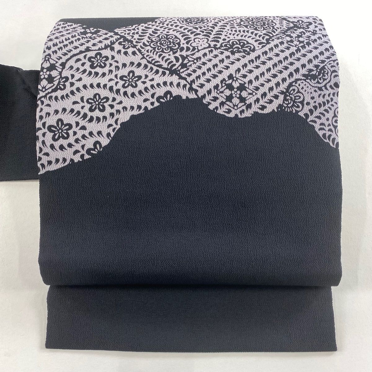 名古屋帯 秀品 落款 伊勢型染 梅 松皮菱 縮緬 黒 正絹