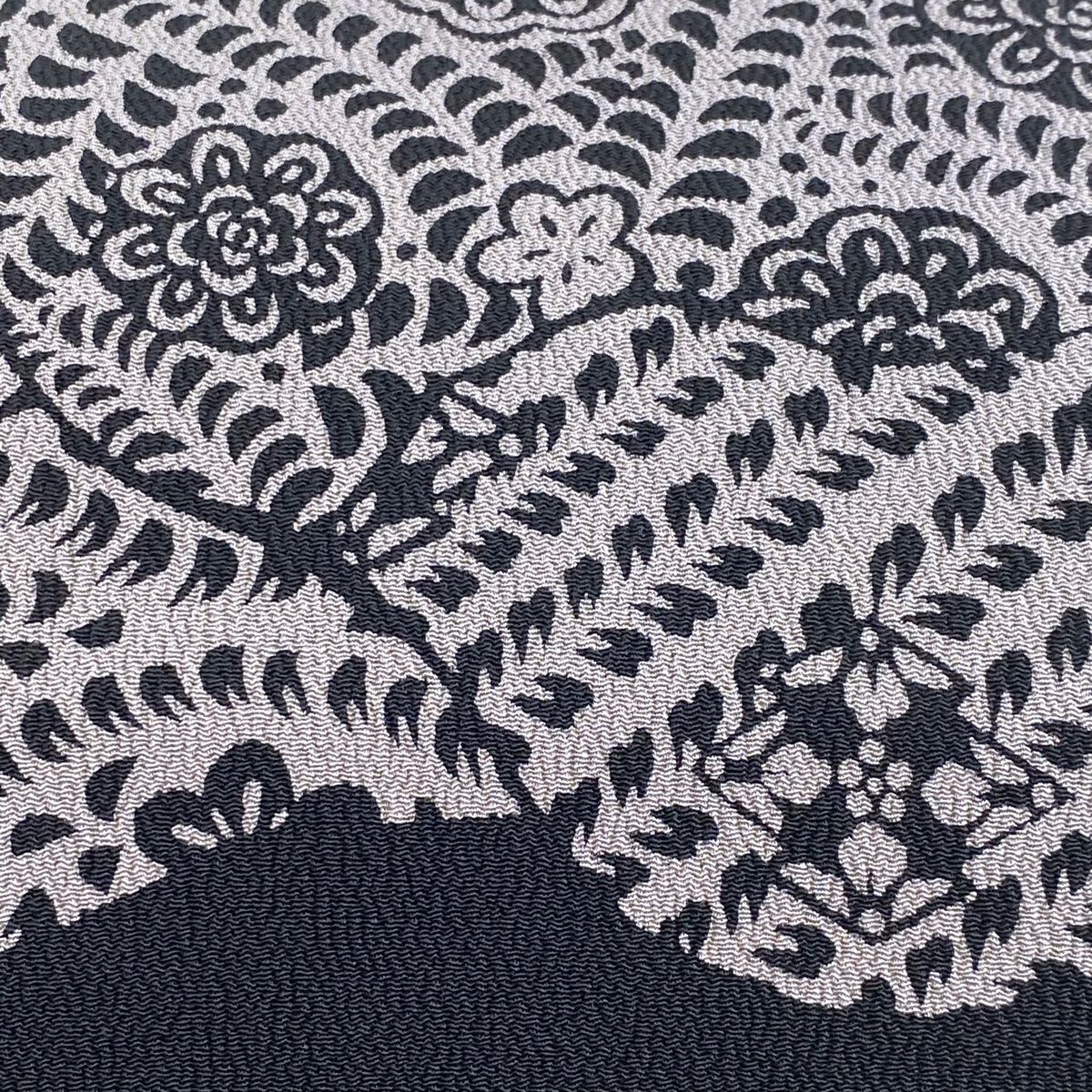 名古屋帯 秀品 落款 伊勢型染 梅 松皮菱 縮緬 黒 正絹