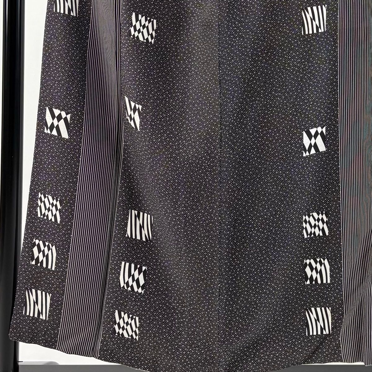 小紋 身丈154 cm 裄丈65 M 袷 縦縞模様 幾何学模様 墨色 正絹 秀品