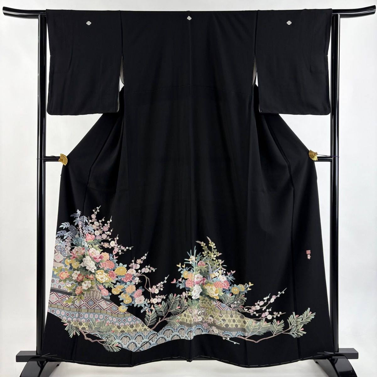 黒留袖 身丈159 cm 裄丈64 M 袷 落款 牡丹 草花 黒 正絹 秀品