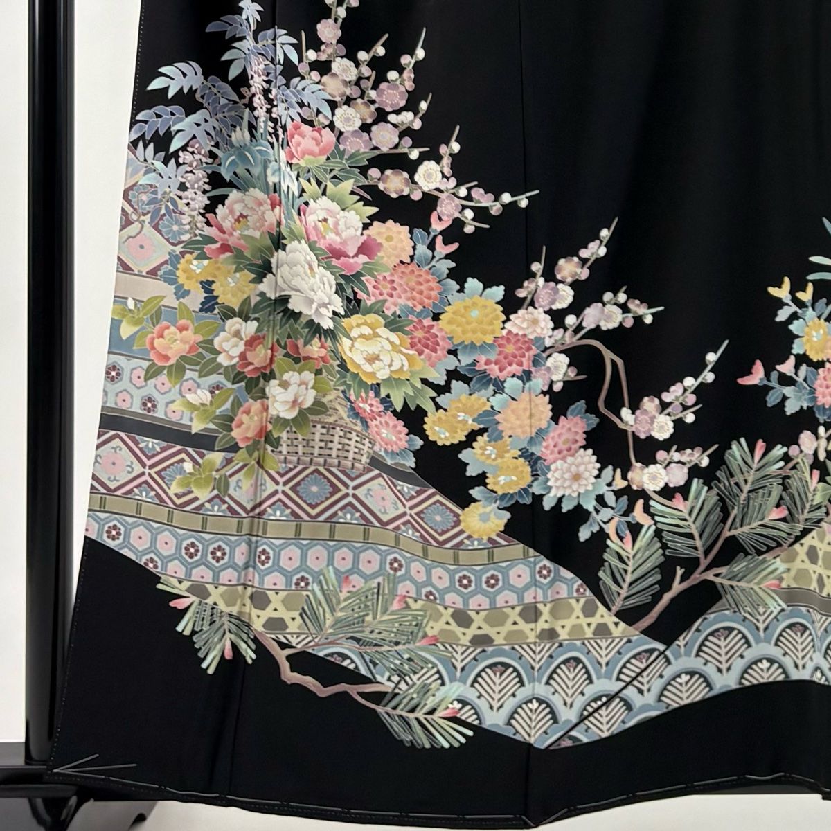 黒留袖 身丈159 cm 裄丈64 M 袷 落款 牡丹 草花 黒 正絹 秀品