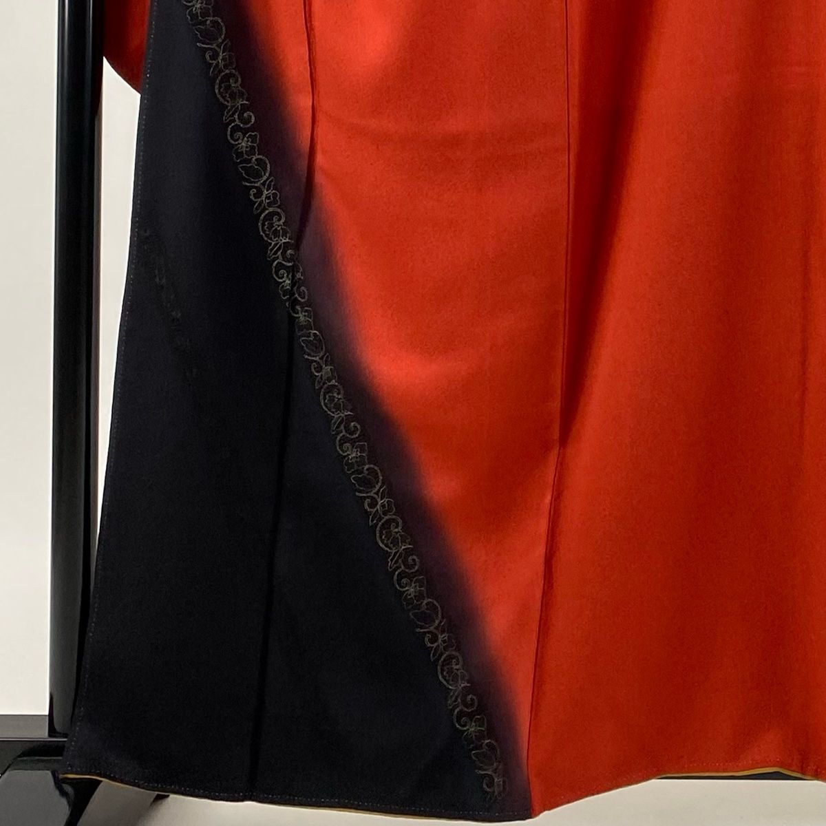 振袖 身丈158 cm 裄丈67 M 袷 花唐草 刺繍 金糸 朱色 正絹 秀品 三つ紋