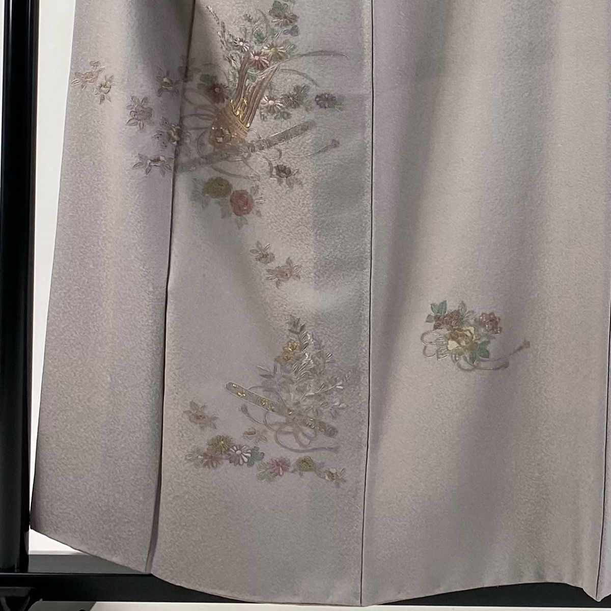 付下げ 身丈158 5 cm 裄丈66 M 袷 和楽器 草花 刺繍 金糸 灰紫 正絹 秀品