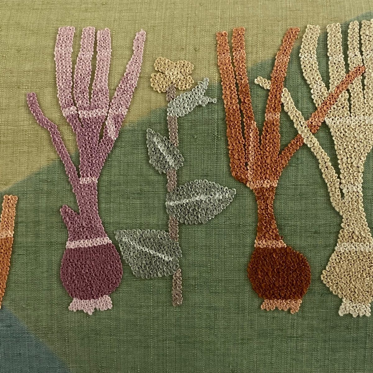 名古屋帯 秀品 紬地 草花 球根 相良刺繍 灰緑 正絹