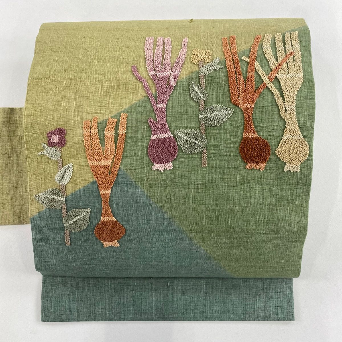 名古屋帯 秀品 紬地 草花 球根 相良刺繍 灰緑 正絹