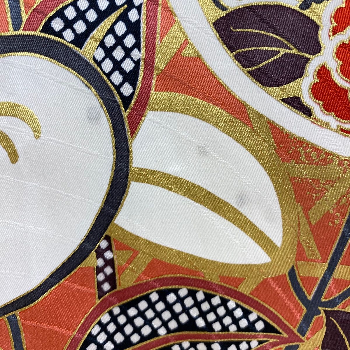 サーモンピンク