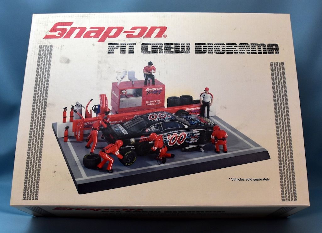 Crown Premiums Snap-on PIT CREW DIORAMA 2402546
