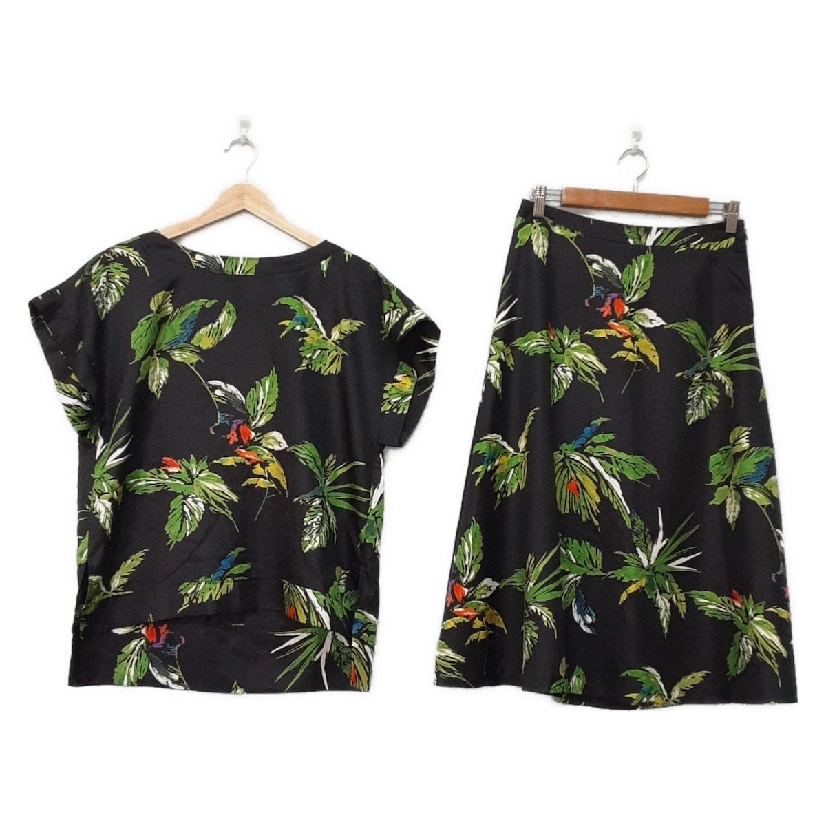 AMACA アマカ スカートセットアップ レディース - 黒×グリーン×マルチ