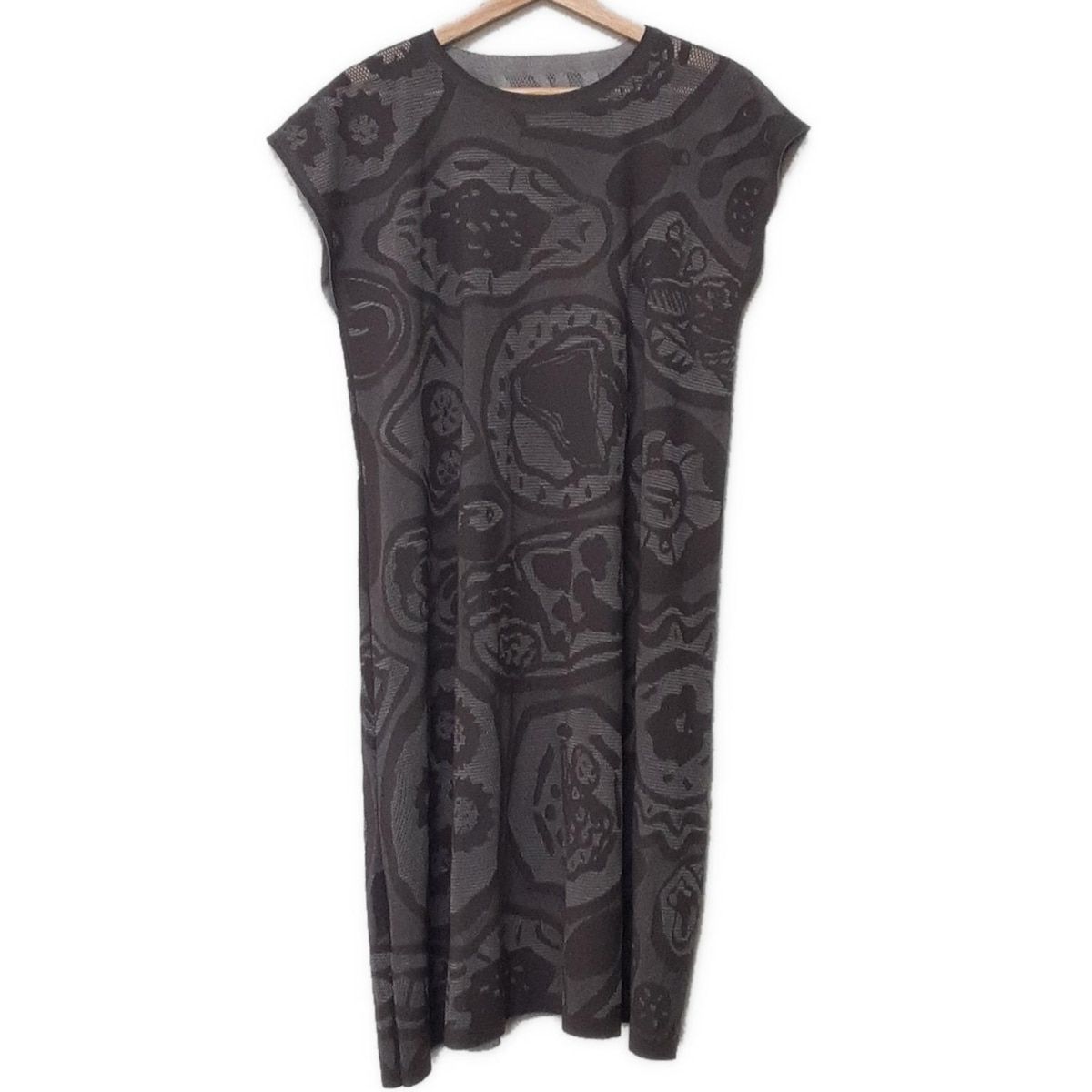 プリーツプリーズ ワンピース レディース グレー ダークグレー クルーネック ノースリーブ ロング メッシュ 総柄