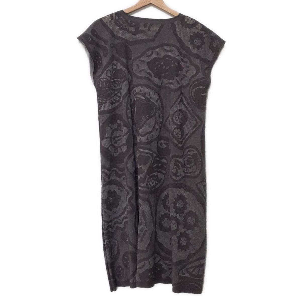 プリーツプリーズ ワンピース レディース - グレー×ダークグレー クルーネック ノースリーブ ロング メッシュ 総柄