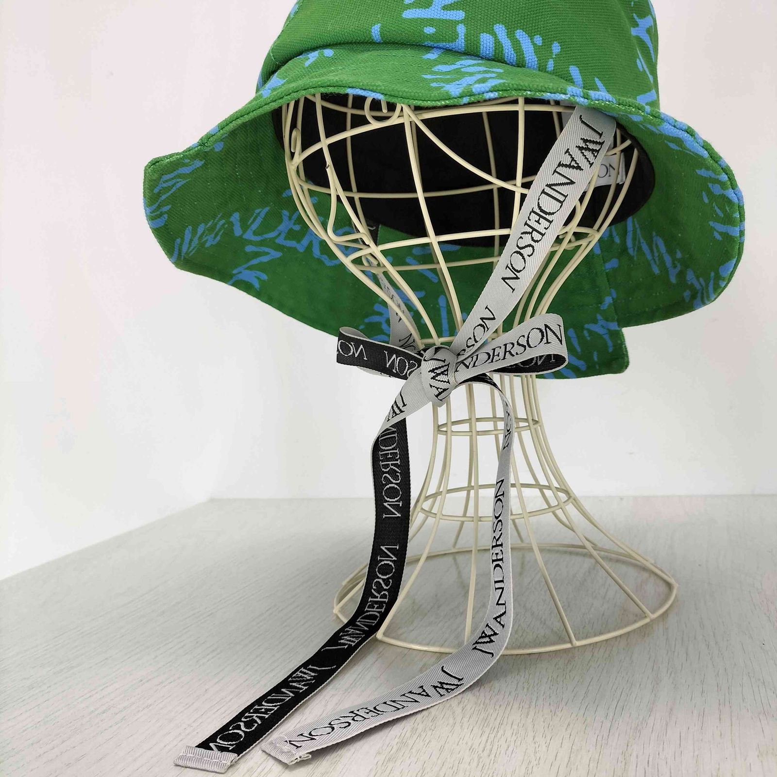 JW ANDERSON(ジェイダブリューアンダーソン) Logo Grid Asymmetric Bucket Hat メンズ  60【中古】【ブランド古着バズストア】 ジェイダブリューアンダーソン JW ANDERSON Logo Grid Asymmetric