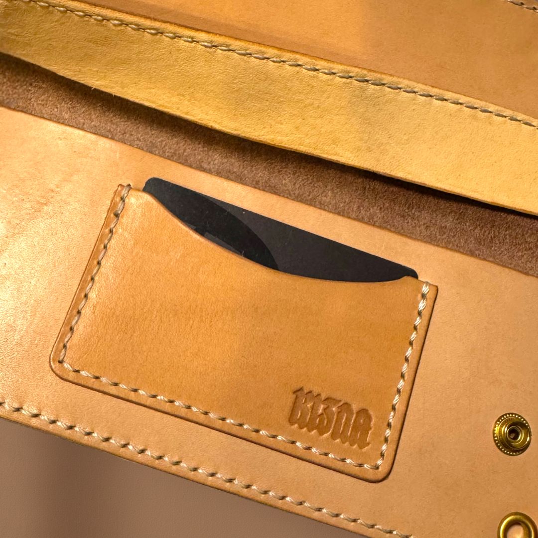 鹿革を使用したジビエレザートラッカーウォレット