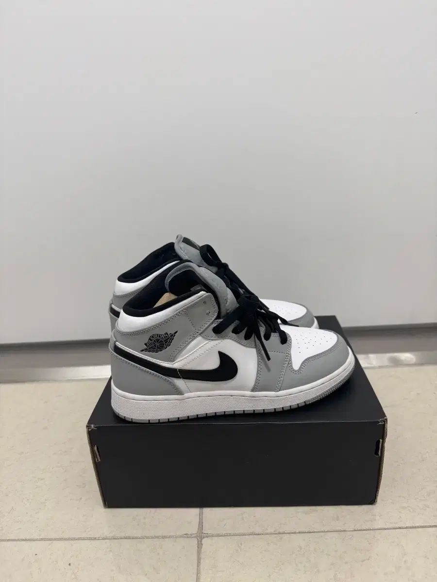 ジョーダン 1 ミッドライト スモーク グレー