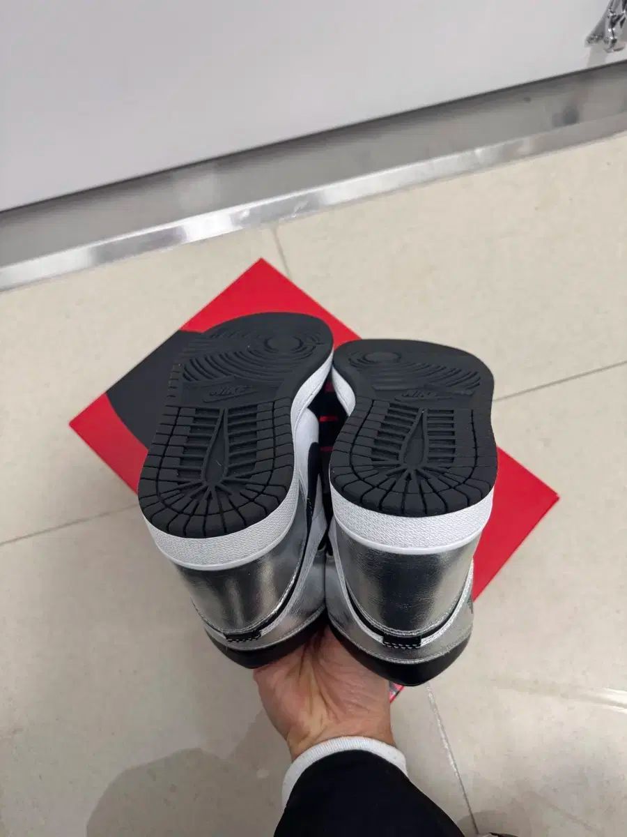 ジョーダン 1 レトロ ハイ OG シルバー トゥー