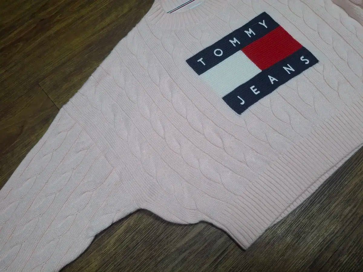 トミー ジーンズ ピンク クロップド ケーブル ニット