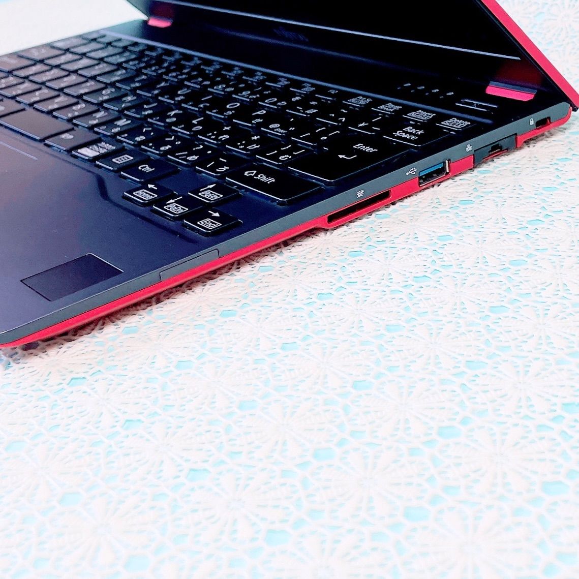 小型軽量❣️薄型ノートパソコン！おしゃれレッド×ブラック✨️快適SSD