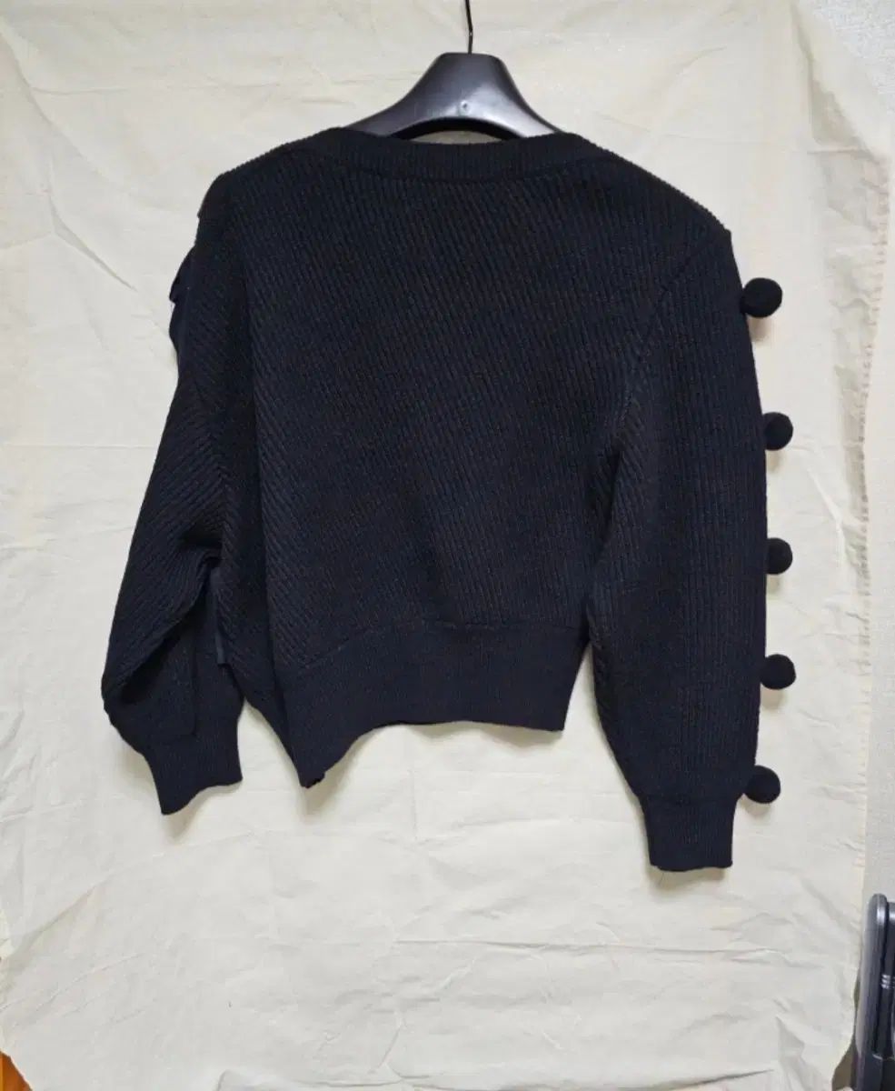  LUCKY CHOUETTE ブラックニット ポンポン 段々 装飾 長袖 ニット セーター