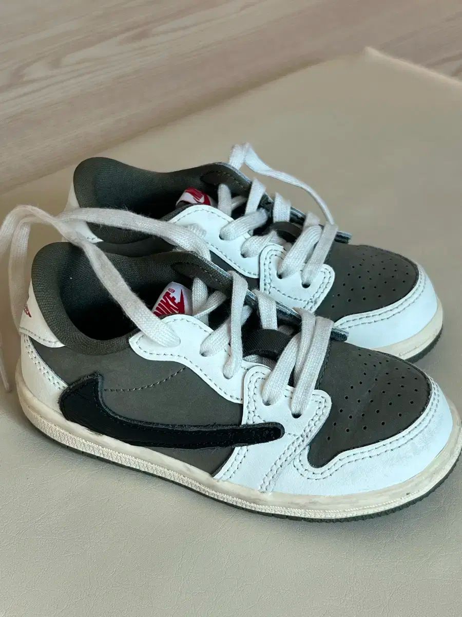 ナイキ ジョーダン1 トラヴィス スコット レトロ ロー トドラー 130