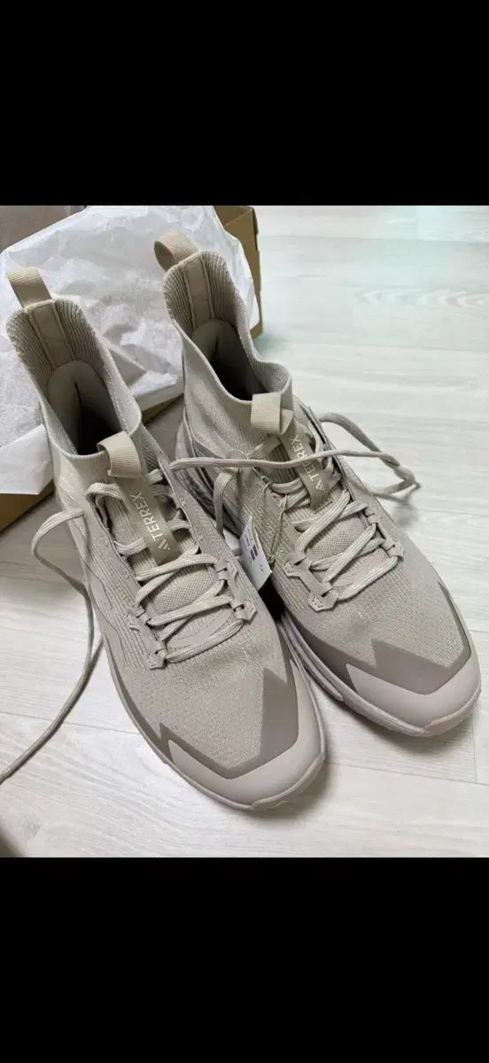 登山靴 adidas テレックス 275