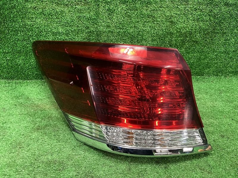 クラウン ロイヤル210系後期 右 テール 30-404 30-405 刻印P 2320