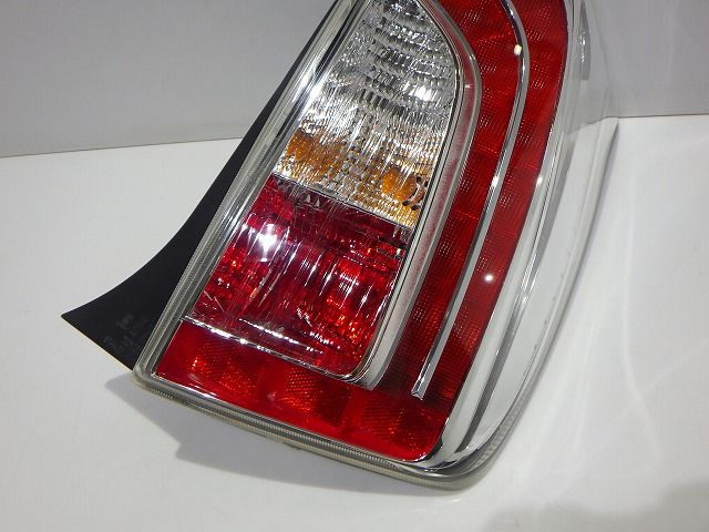 30 プリウス 右テール ZVW30 後期 47-56 81550-47180 寒冷地