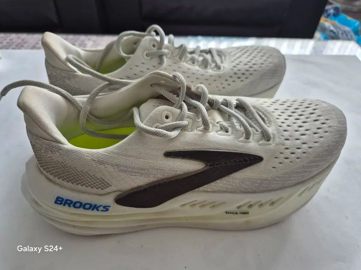 ブルックス ランニングシューズ 白 スニーカー