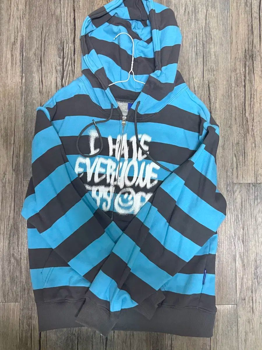 イーストクンスト ピースオフ フーディー ジップアップ ブルー M