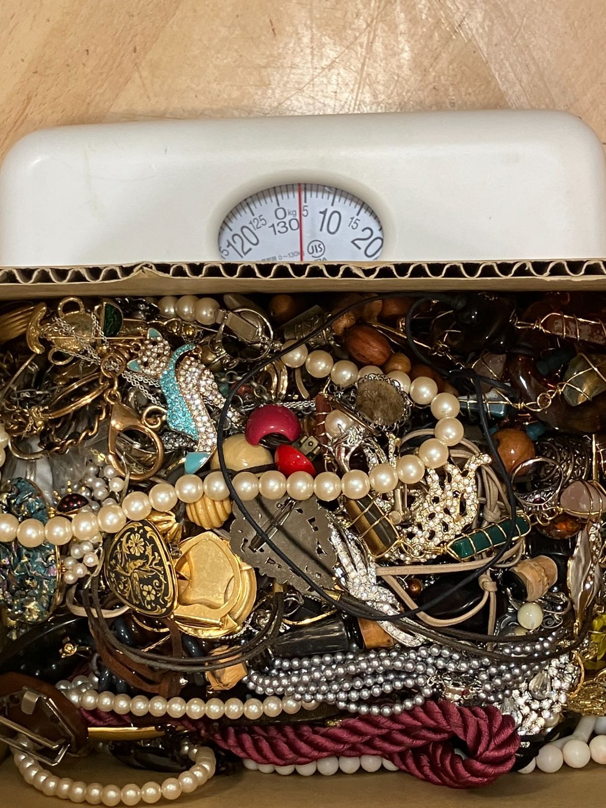 27759 大量 まとめ 約4キロ ネックレス イヤリング ブローチ タイピン リング