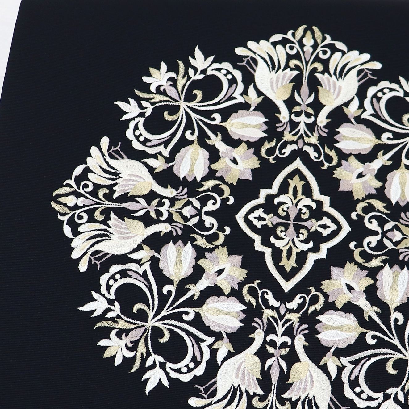 くるり 刺繍の華紋