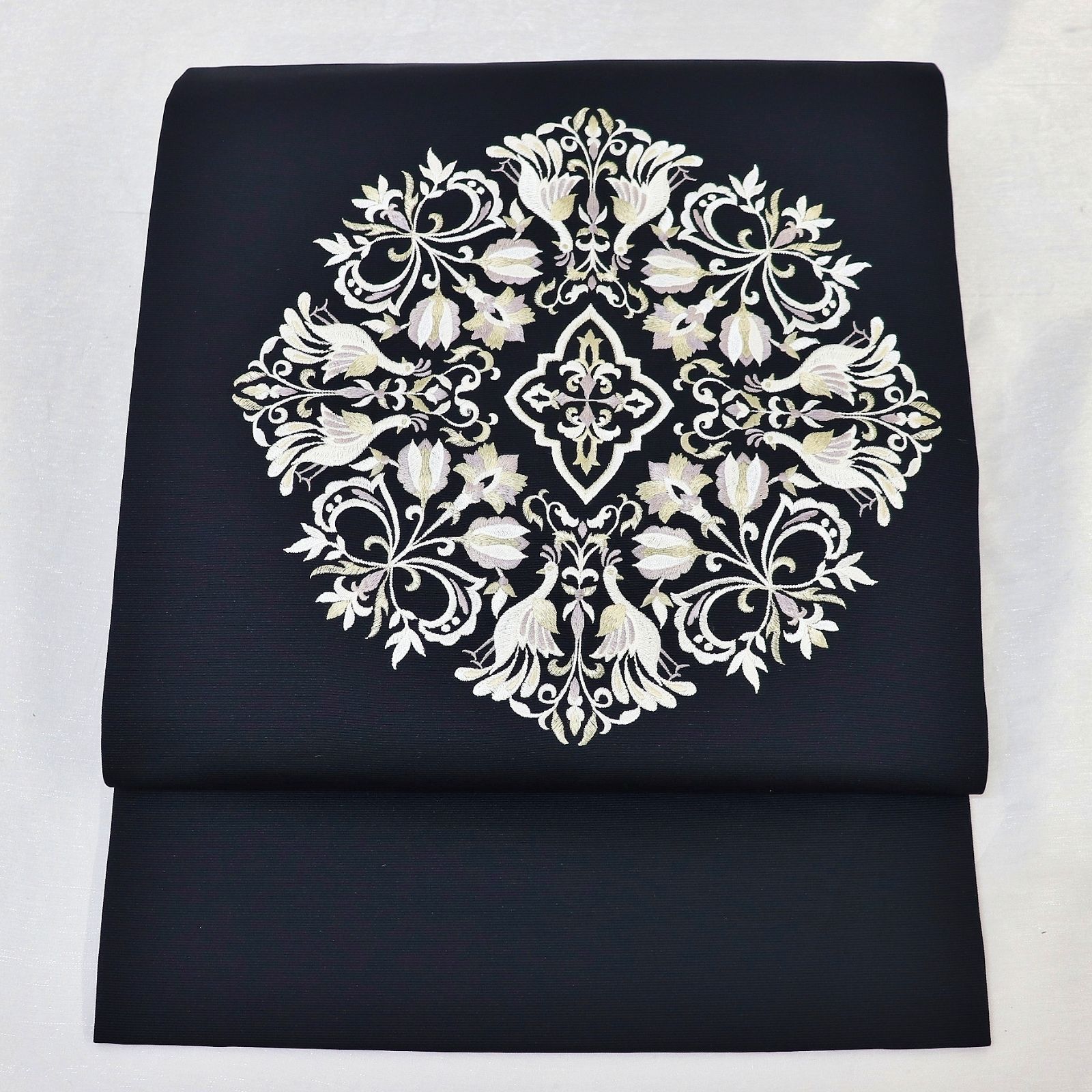 くるり 刺繍の華紋