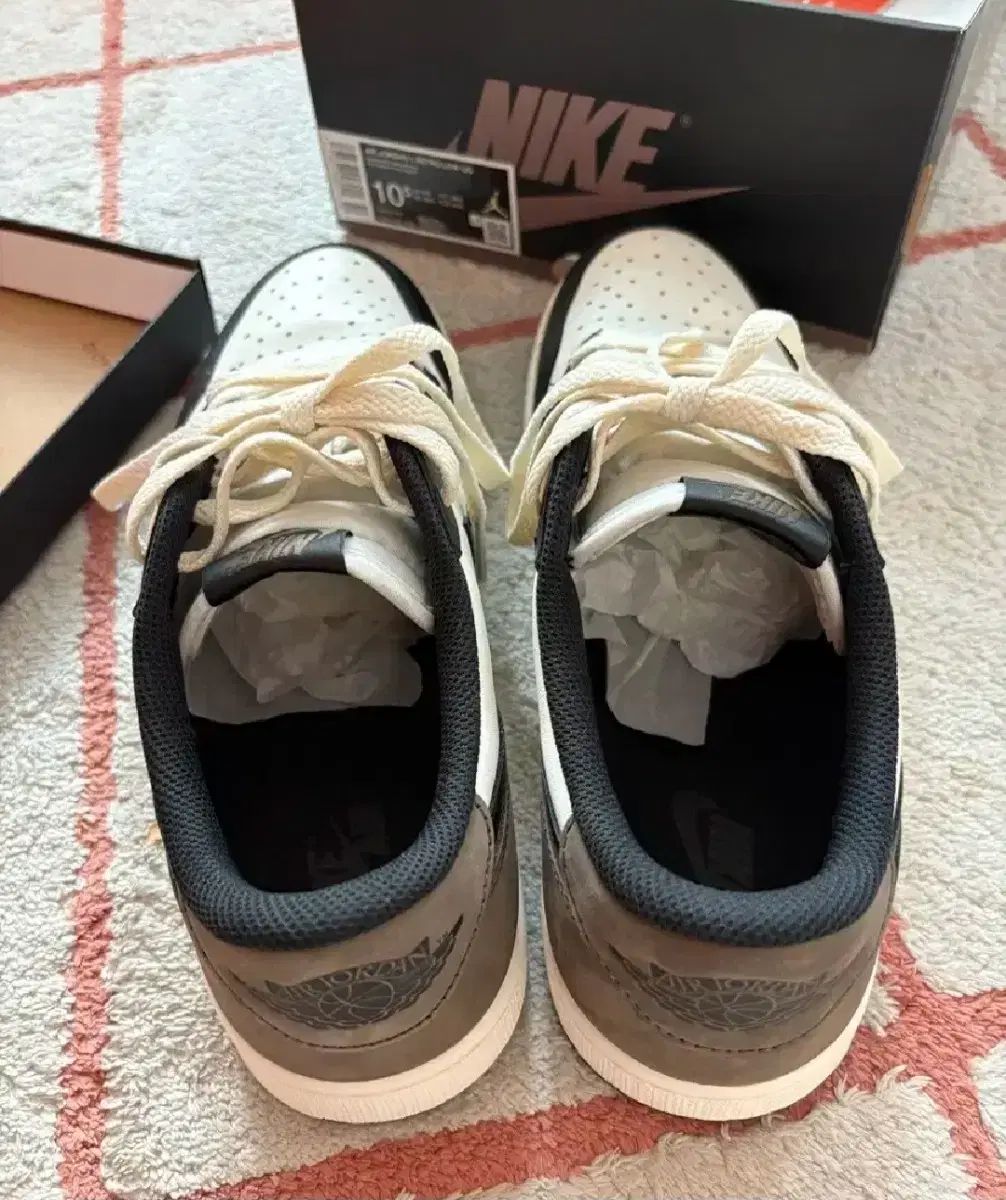 285 ジョーダン1レトロ OG モカロー