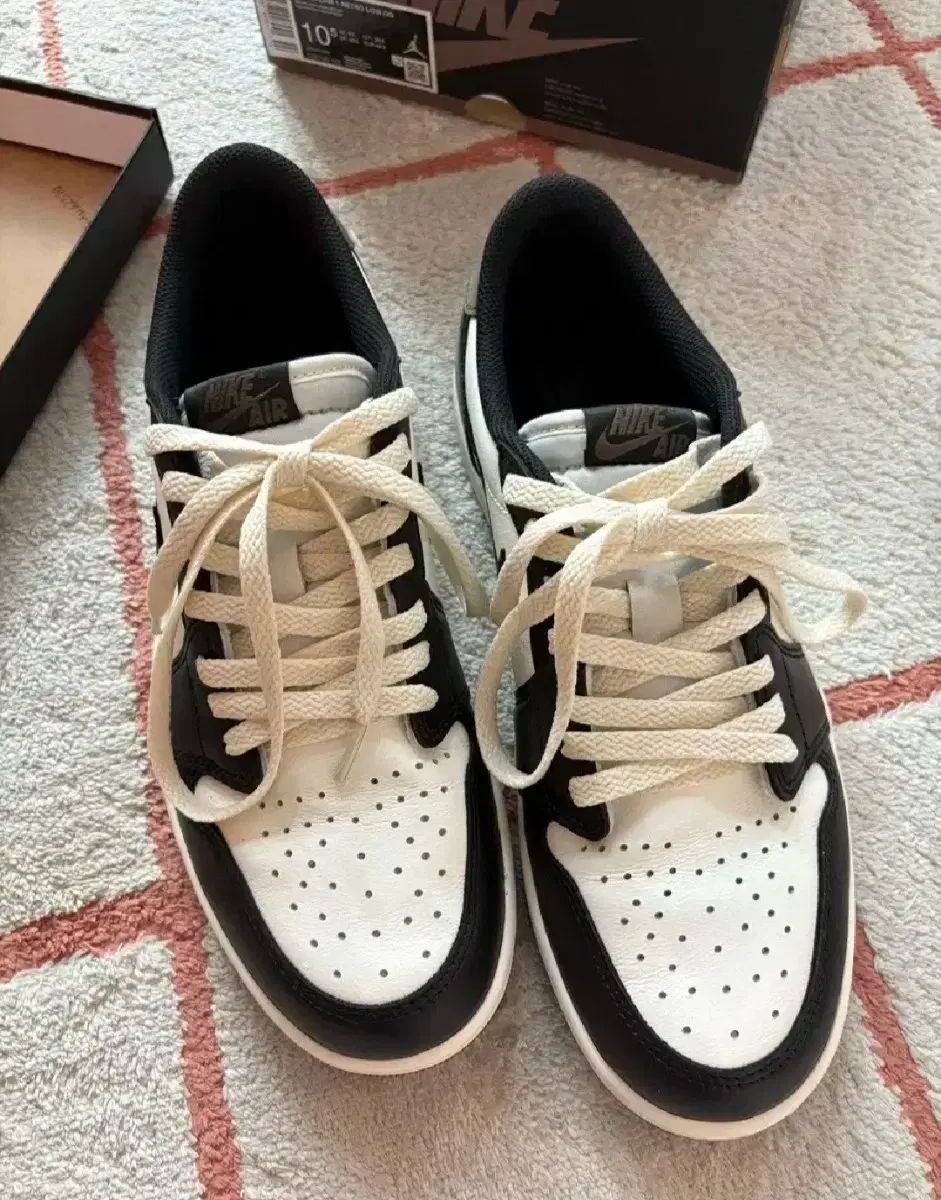  285 ジョーダン1レトロ OG モカロー シューズ(男性用) バスケットボール