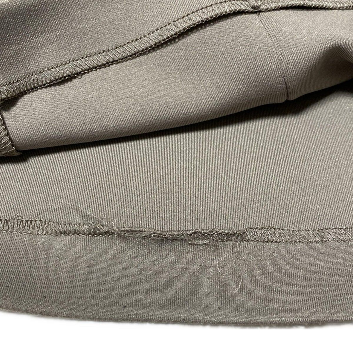 グレーベージュ