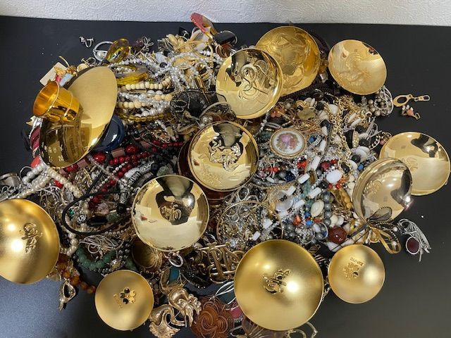 28642 大量 まとめ 約５キロ ネックレス イヤリング ブローチ タイピン リング 金杯