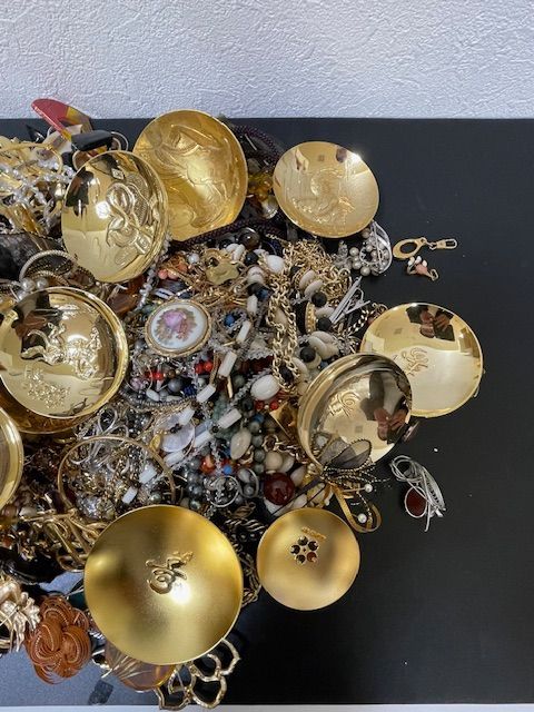 28642 大量 まとめ 約５キロ ネックレス イヤリング ブローチ タイピン リング 金杯