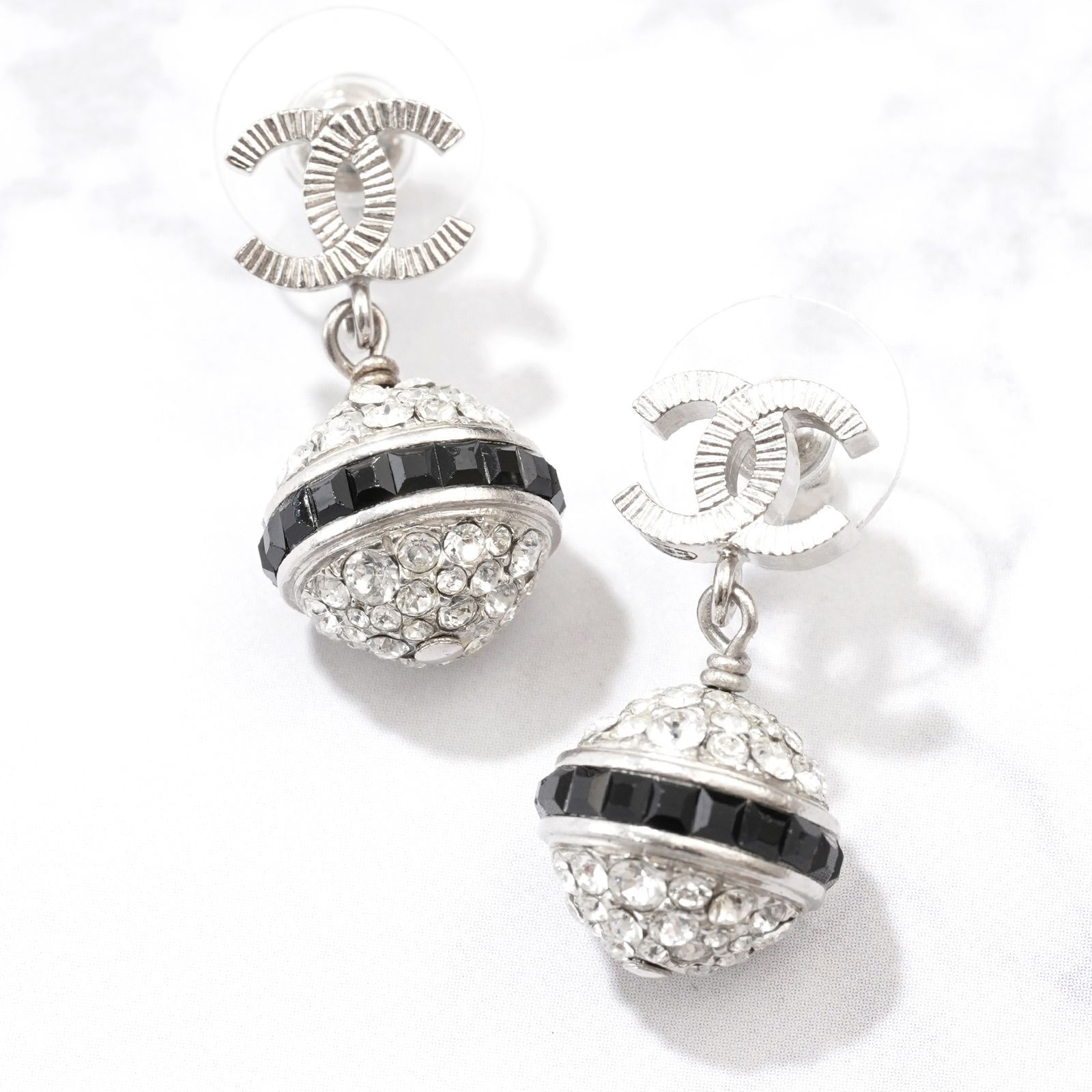 CHANEL ココマーク ラインストーン シルバー ピアス - メルカリ