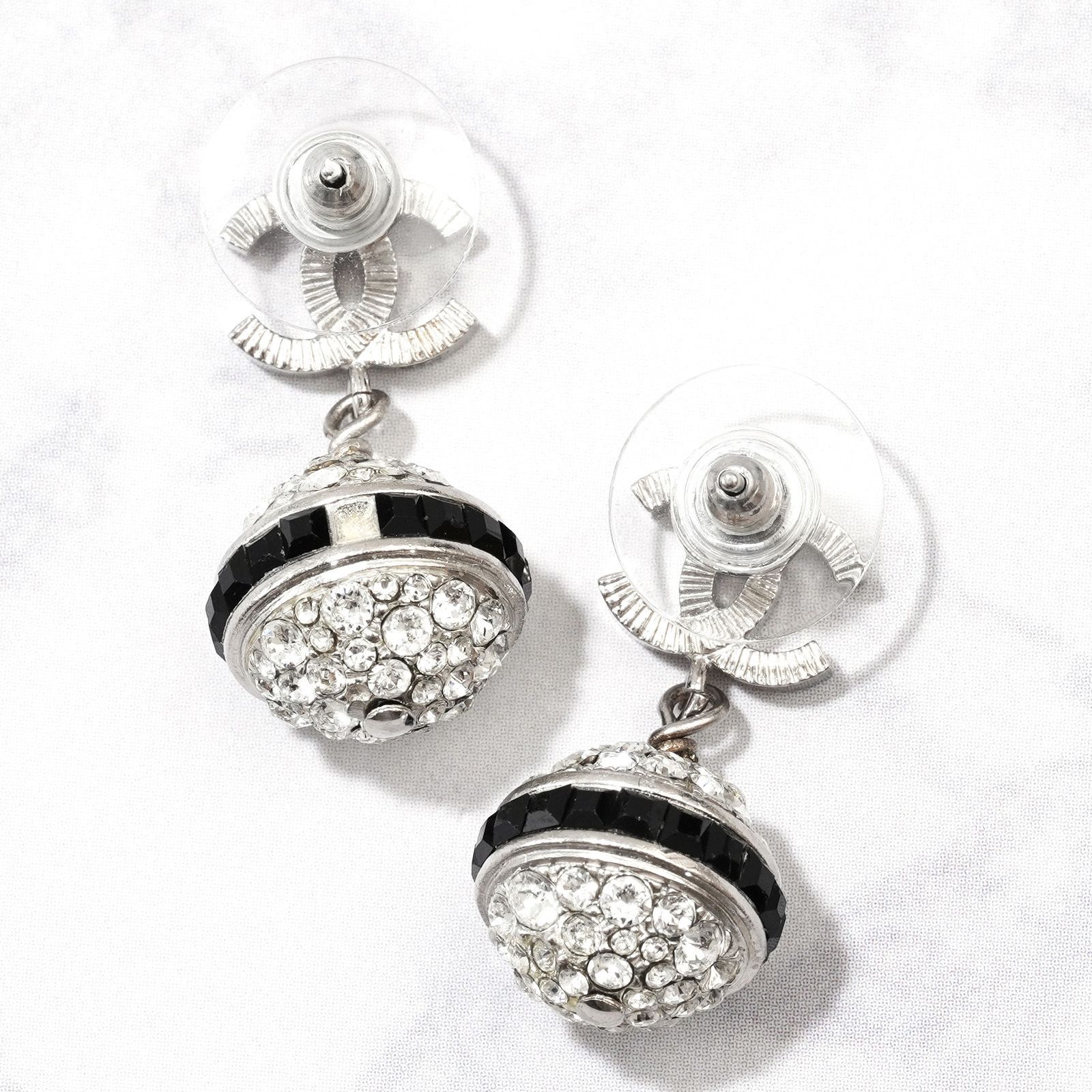 CHANEL ココマーク ラインストーン シルバー ピアス - メルカリ