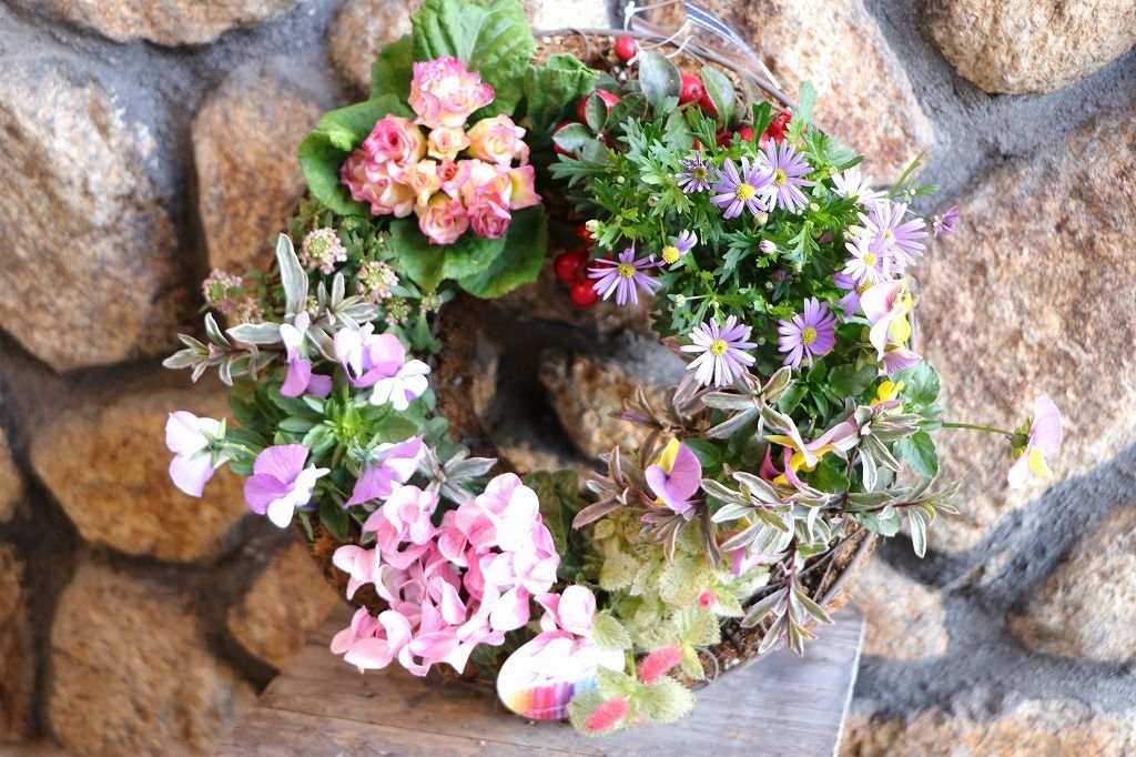 ピンクガーデンのリース寄せ植え