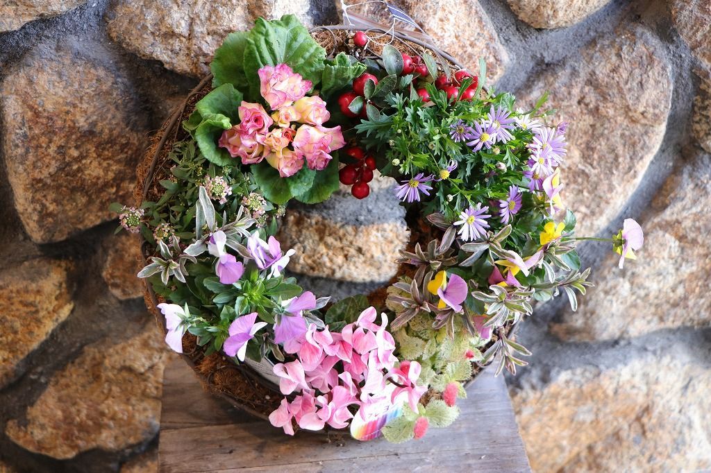 ピンクガーデンのリース寄せ植え Ｍサイズ